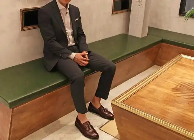 男士休闲皮鞋配什么裤子