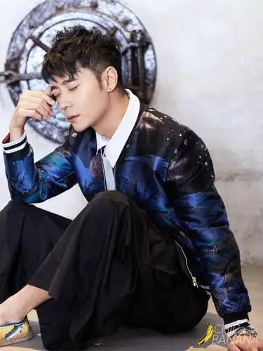 张丹峰曝时尚写真 五官俊朗穿搭潮流