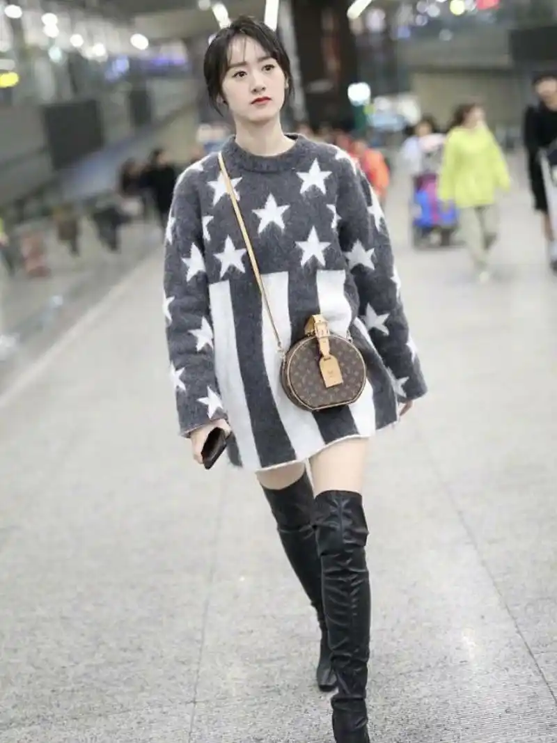 袁冰妍这腿也太直了,穿长靴勒出一堆褶皱,真有几分"女团味"