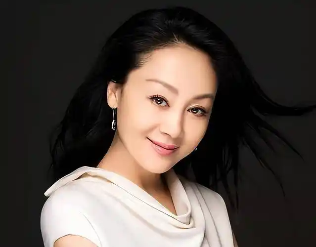 演员王姬:拍戏时意外怀孕,投资被骗600万,让女儿上交10年工资_生活