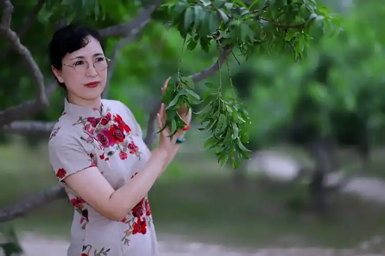 徐娘半老擅风流,弄态矫情假作羞.文/暮色苍松 2017.1.