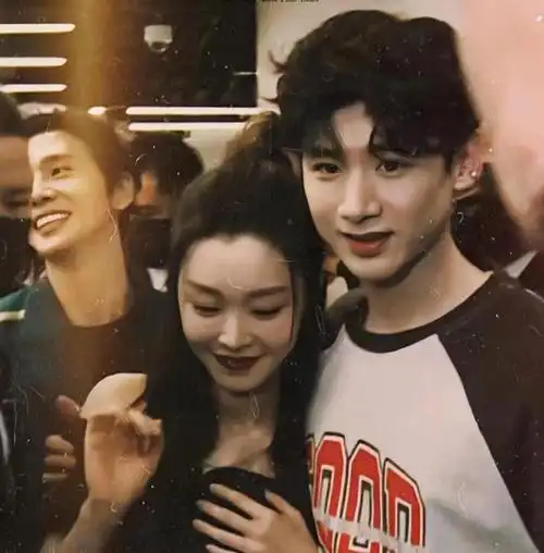 白敬亭男友力爆棚白天与宋轶勾肩搭背晚上撒娇扮萌安慰粉丝