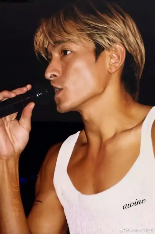 刘德华超话分享刘德华演唱会99 香港红馆秀之二,最棒的演唱会,和路老