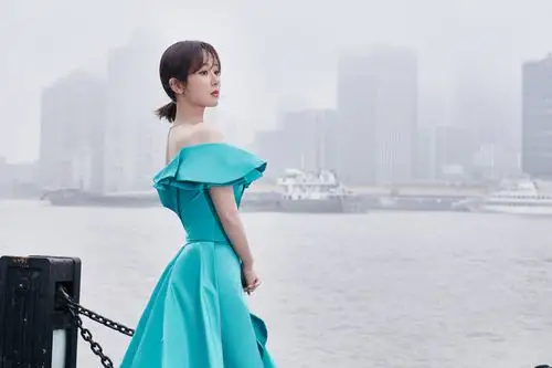 搜狐娱乐讯 3月31日,杨紫穿一袭一字肩礼服出席时尚活动,她身材纤细