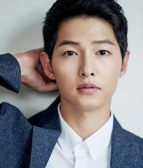 宋仲基生图崩了脸又肿又油跟铜像似的哪里还有从前的帅气感觉