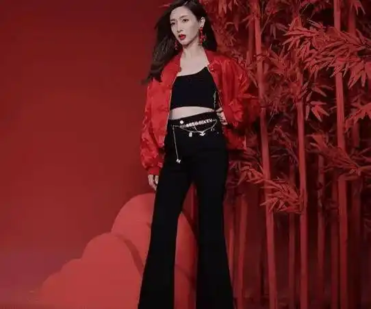 江疏影本人身高有一米六八左右,为了撑起长裤,她还穿了高跟鞋,所以