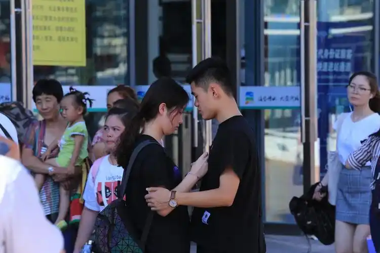 济南火车站上演毕业伤离别 情侣相拥情难舍