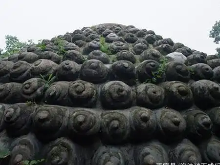 游客无意放大乐山大佛照片,头顶上秘密被发现,感叹:设计真精巧