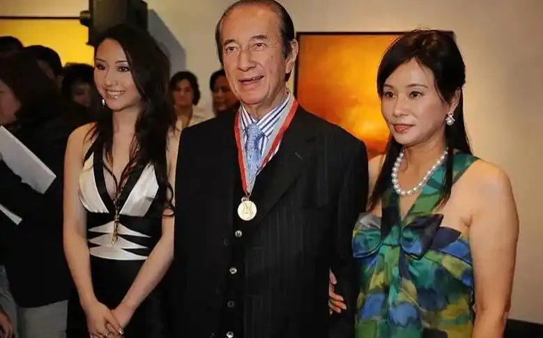 赌王三太长女何超云好事将近,答应圈外男友求婚,中秋节晒靓照