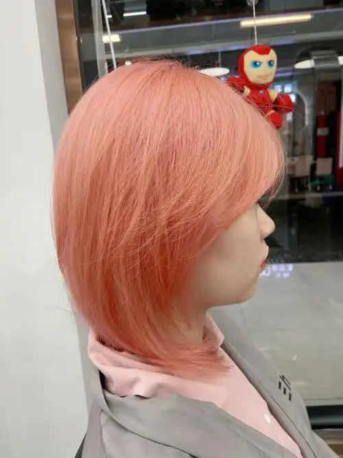 樱花粉这款颜色加了少量灰色柔和整体色调使头发自带雾感透光性很好