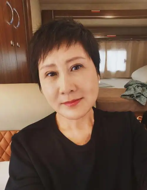 著名演员张凯丽和作家丈夫相爱26年却从来不让女儿喊她妈妈