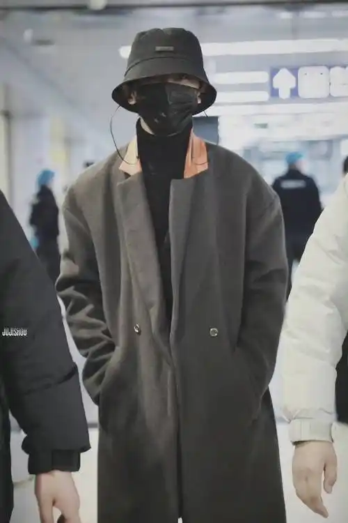 马嘉祺今日机场饭拍 熟悉的大衣和高领毛衣搭配……_冬日_大衣_高领