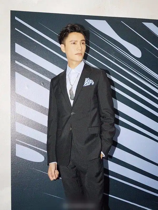 陆毅n身着格纹的西服套装,咖啡色的领带以及皮鞋都是照相呼应,修饰了