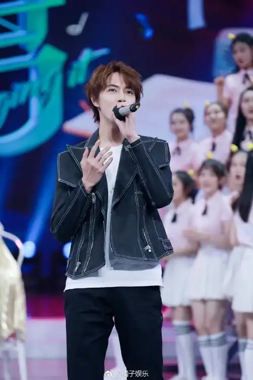 娱乐橘闻#温柔花泽类@官鸿kuan今晚再次做客《快乐大本营》,多面髁Ζ