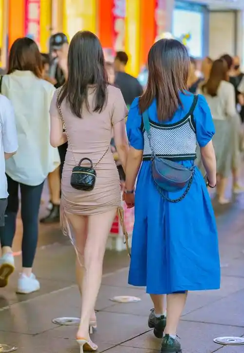 夏日长沙街拍让高跟凉鞋搭配裙子成为最美风景_女性_迷你裙_魅力