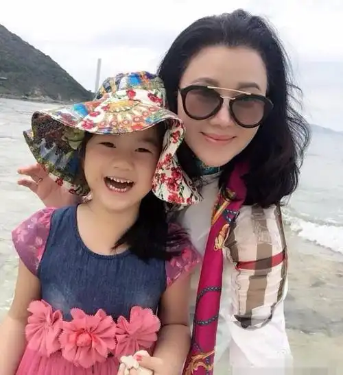 李大为的爱人和女儿