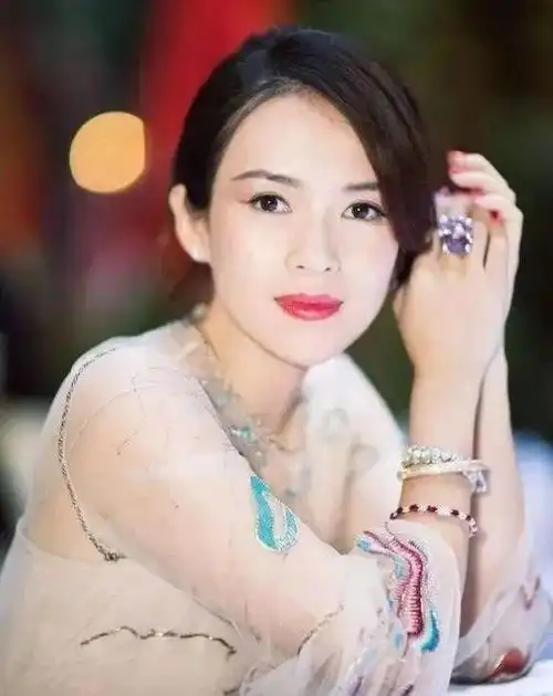 李湘别穿黑丝袜了同框章子怡太尴尬一个是大妈一个是仙女