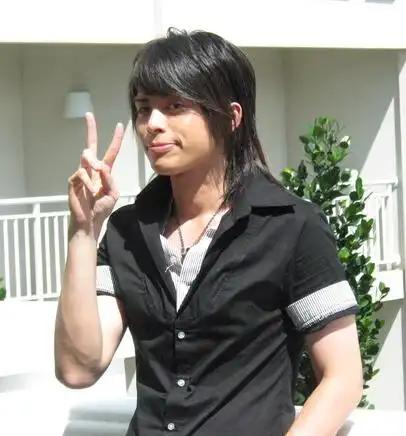 图利昂霖微博晒帅气自拍出演恐女症贵公子和辰亦儒成兄弟