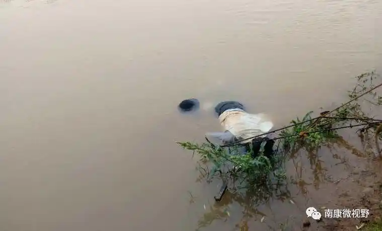 前天晚上11点左右,南康蓝天救援队接到110指挥中心反映,在蓉江河蔡边