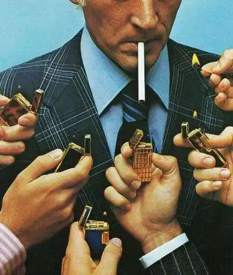 一个男老外叼着一根烟下面有很多个打火机给他点烟的图片求原图