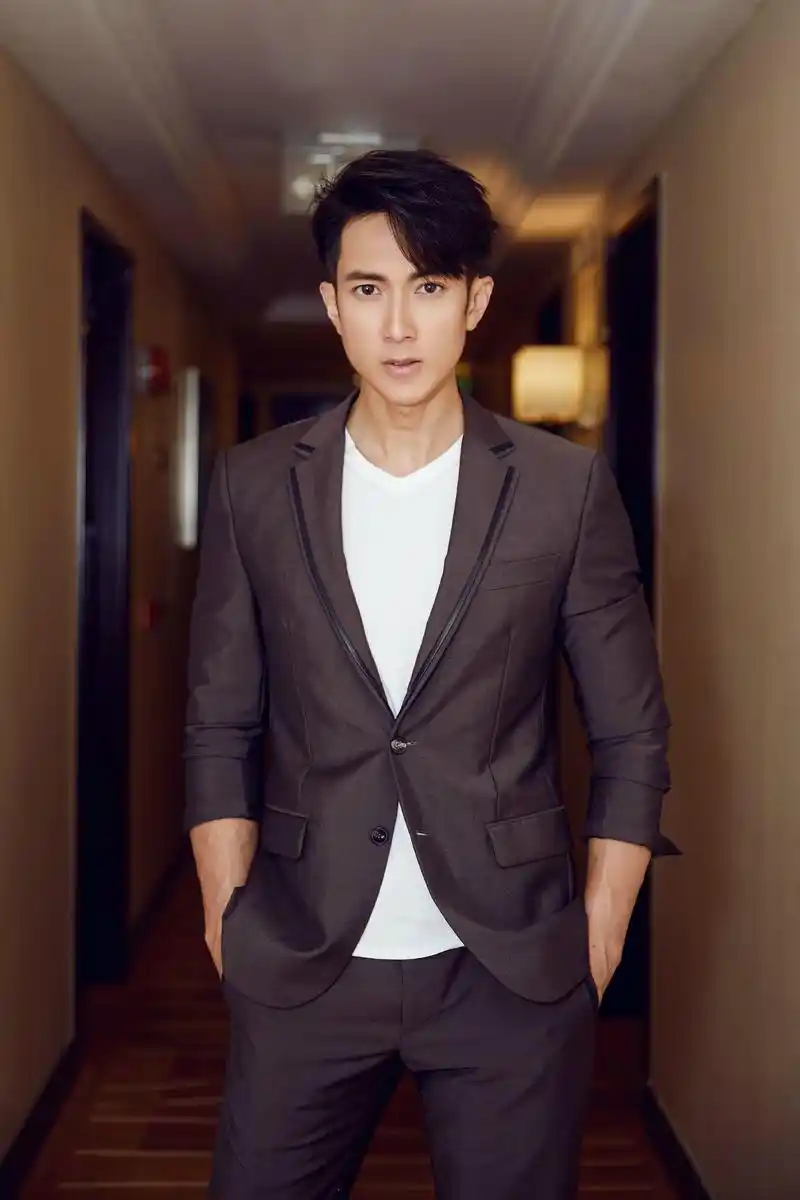 祝帅气的吴尊和可爱的neinei生日快乐~  歌手,演员,奶爸,每一个角色你