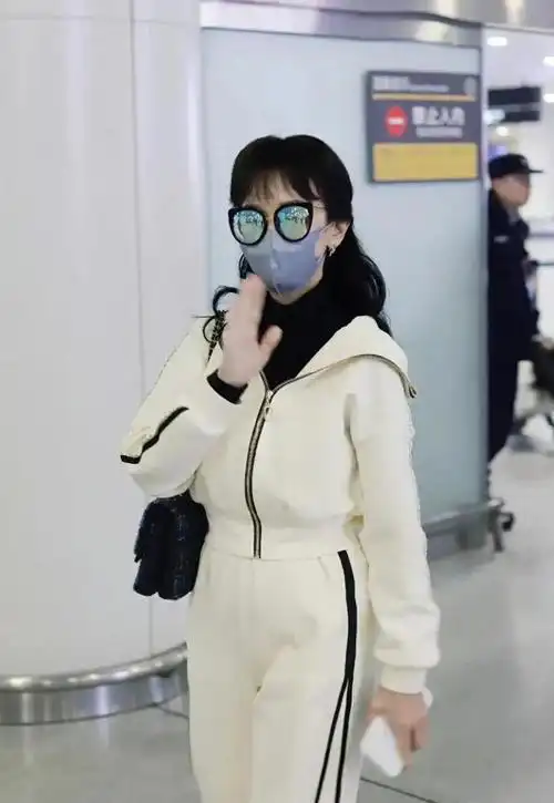 赵雅芝现身机场白色运动套装活力满满看得出这是70岁老奶奶吗