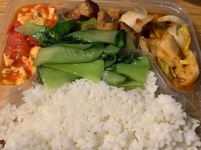 疫情期间单位食堂只提供盒饭10元一份我已经坚持吃了2个月省钱又减肥