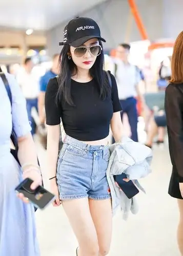 杨幂的露脐装暴露了小肚子,牛仔短裤大秀美腿