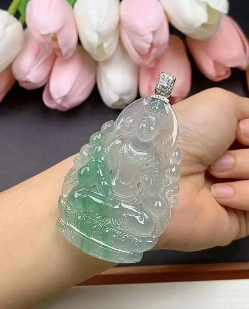 大势至菩萨翡翠牌:智慧与光明的象征