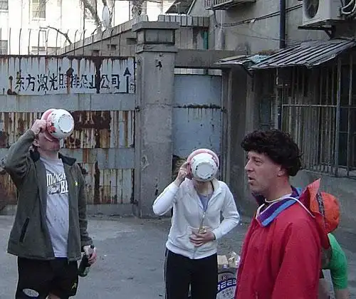 外国人用痰盂喝啤酒[组图]