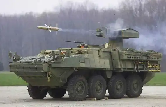 正在发射反坦克导弹的斯特瑞克装甲车.