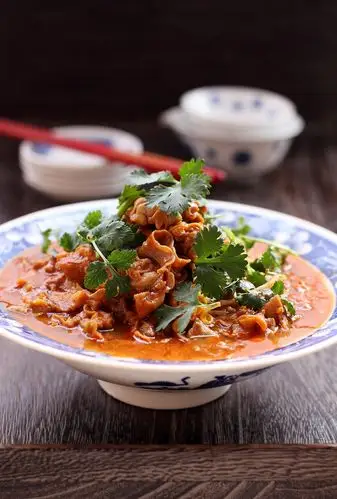 【香辣肥牛】 主要食材:肥牛卷,郫县豆瓣酱,金针菇郫县豆瓣酱炒出红油