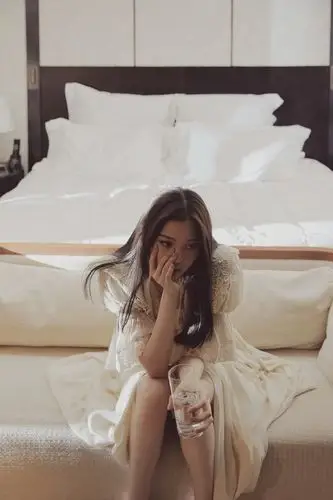 欧阳娜娜真的长大了最新写真穿米色睡裙慵懒撩人女人味藏不住