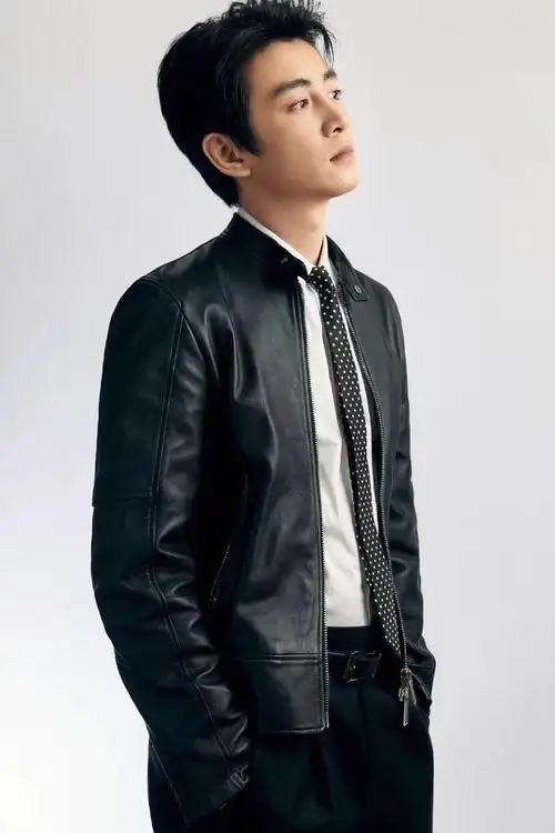 陈晓当阿迪大使后上红色晚会洗白穿西装央视脸帅翻超惊艳