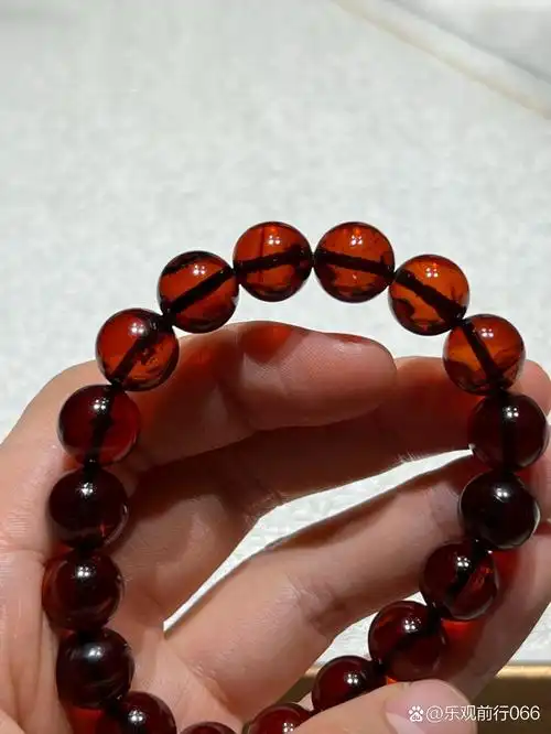 血珀手串 求鉴定真假 求各位大神帮忙鉴定一下这串血珀是真是假