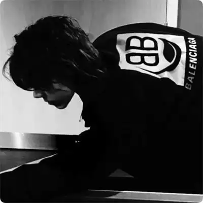 很emo的伤感孤独背影男生头像 优质高清最新微信忧郁男头合集_男生