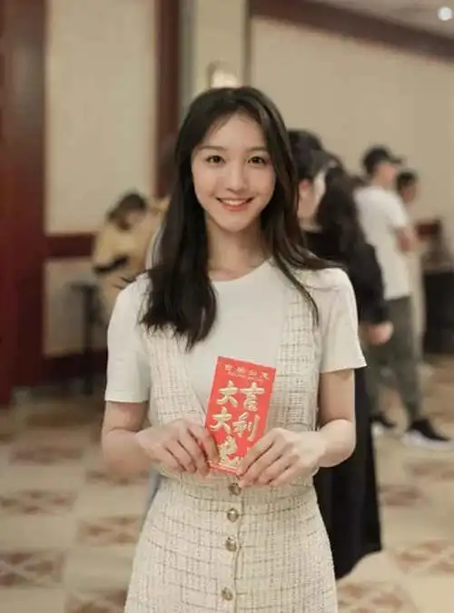 曾轶可,毛俊杰后继有人:芒果艺人刘露高铁撒泼, 威胁警察你完了