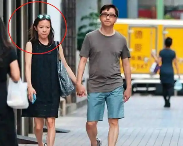他的二婚妻子叫张嘉欣,虽然年龄小他十几岁,但是丝毫不介意他的二婚