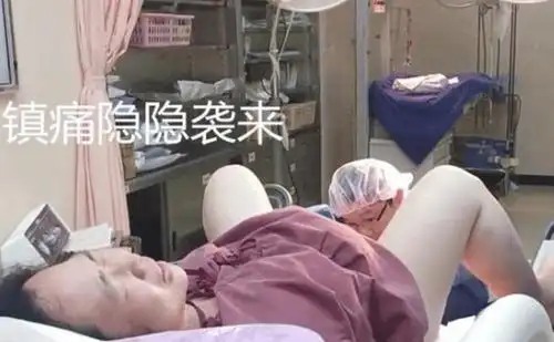 妻子"顺产"时,老公抓拍下的三张图,演绎了全过程,母爱伟大