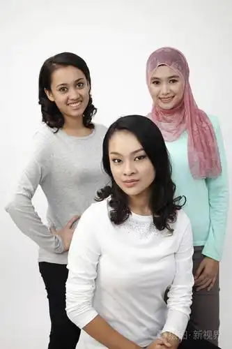 三个多种族的马来西亚人看镜头