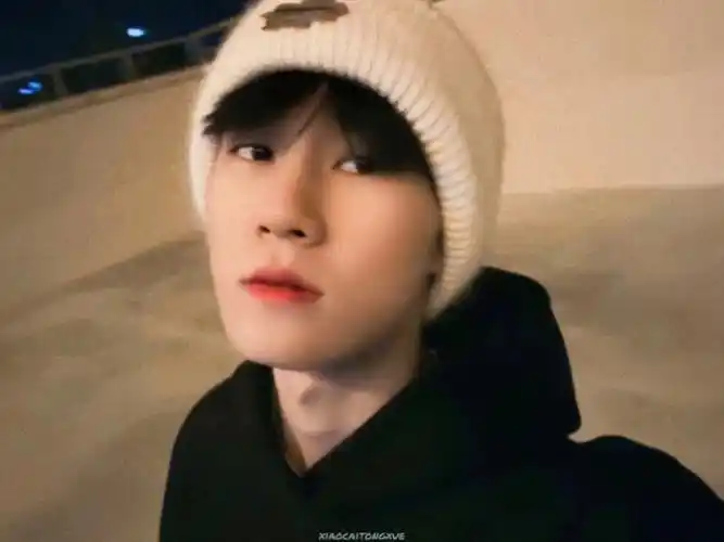 agender张真源白色毛线帽现货购买中