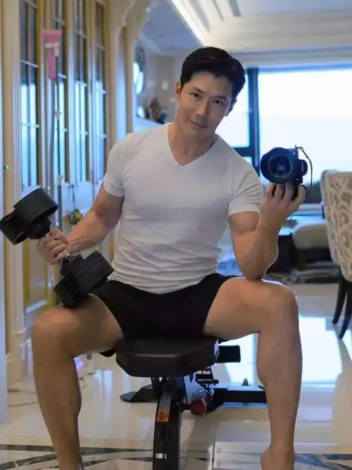 "扛过岁月的痕迹"这句赞美,有些人确实赢很大|胡兵|冻龄|型男|男神