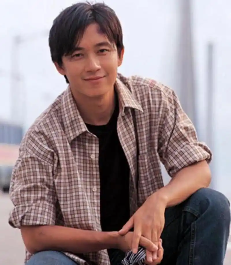 最近,有网友在讨论潘粤明年轻时的颜值,居然有人评价为"只能说不丑"