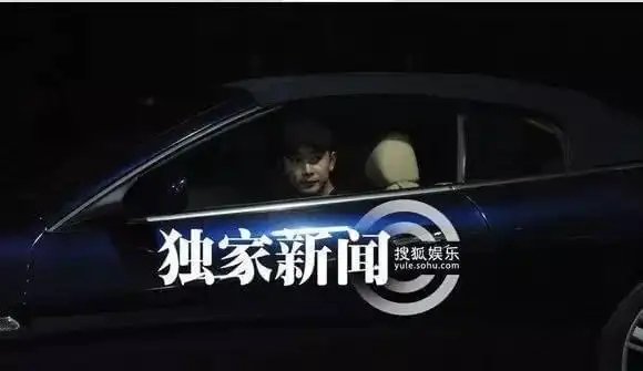 罗晋的法拉利敞篷超跑车,嗯,三四百万左右吧……你们都说女孩子买包