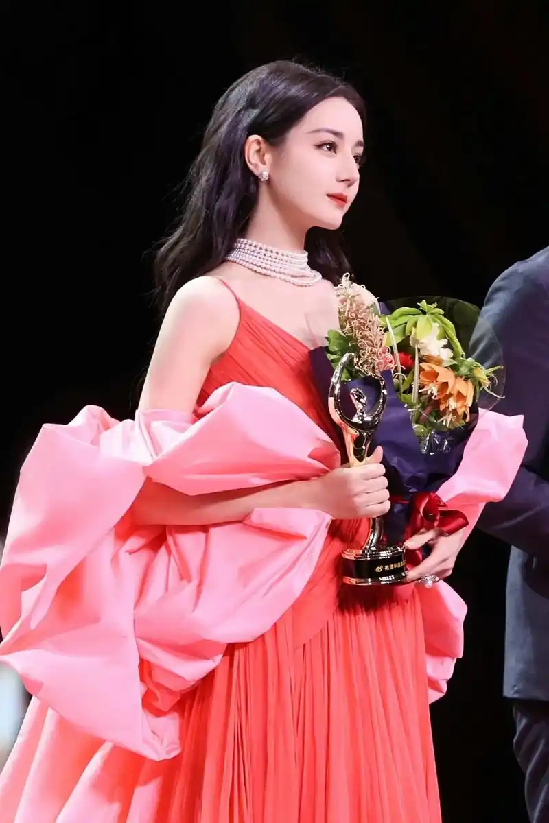 微博之夜 迪丽热巴.姐姐飒疯了 造型每次都能惊艳到 公主驾到 - 抖音