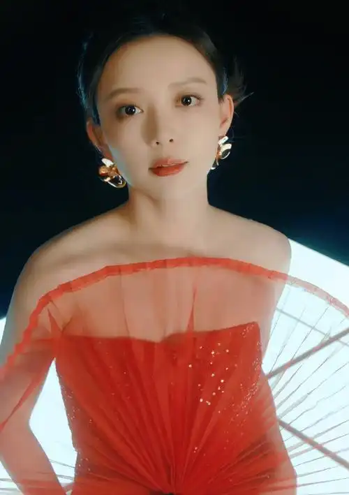 汪小敏黑裙羽扇美人##汪小敏颜值