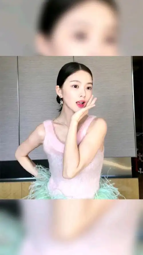 王灿晒生活照,红配绿针织衫抢镜,一圈流苏很个性,她太喜欢拍照-度小视