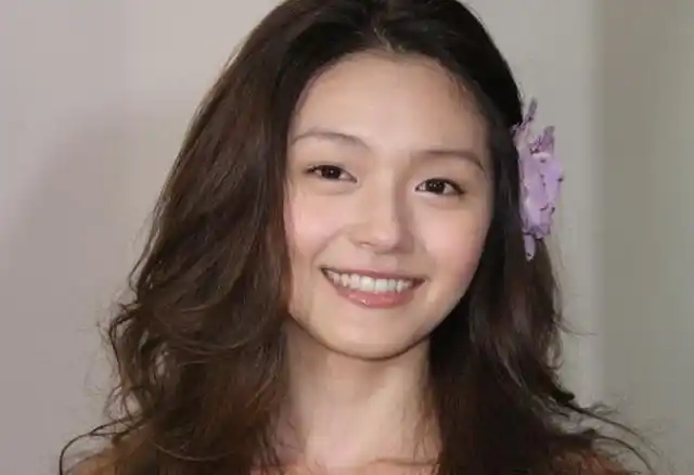 刚出道的时候小s才16岁,大s也刚刚成年,签下唱片公司后发行了好几张