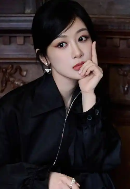 杨紫最新写真来袭,复古背景黑色套装充满神秘感_时尚_时光_传承