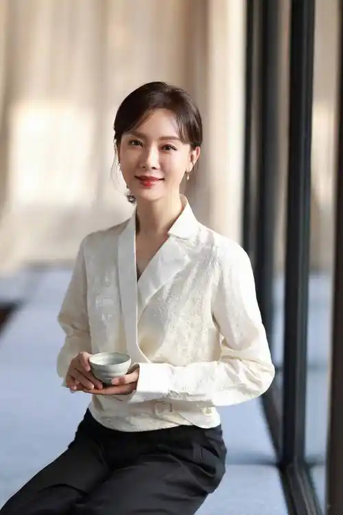 45岁陈数气质出众,穿衣优雅知性,不扮嫩不显老是40 岁女性典范_女人